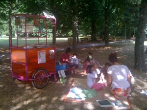 La carriole de TAKAlire au parc. Août 2012.